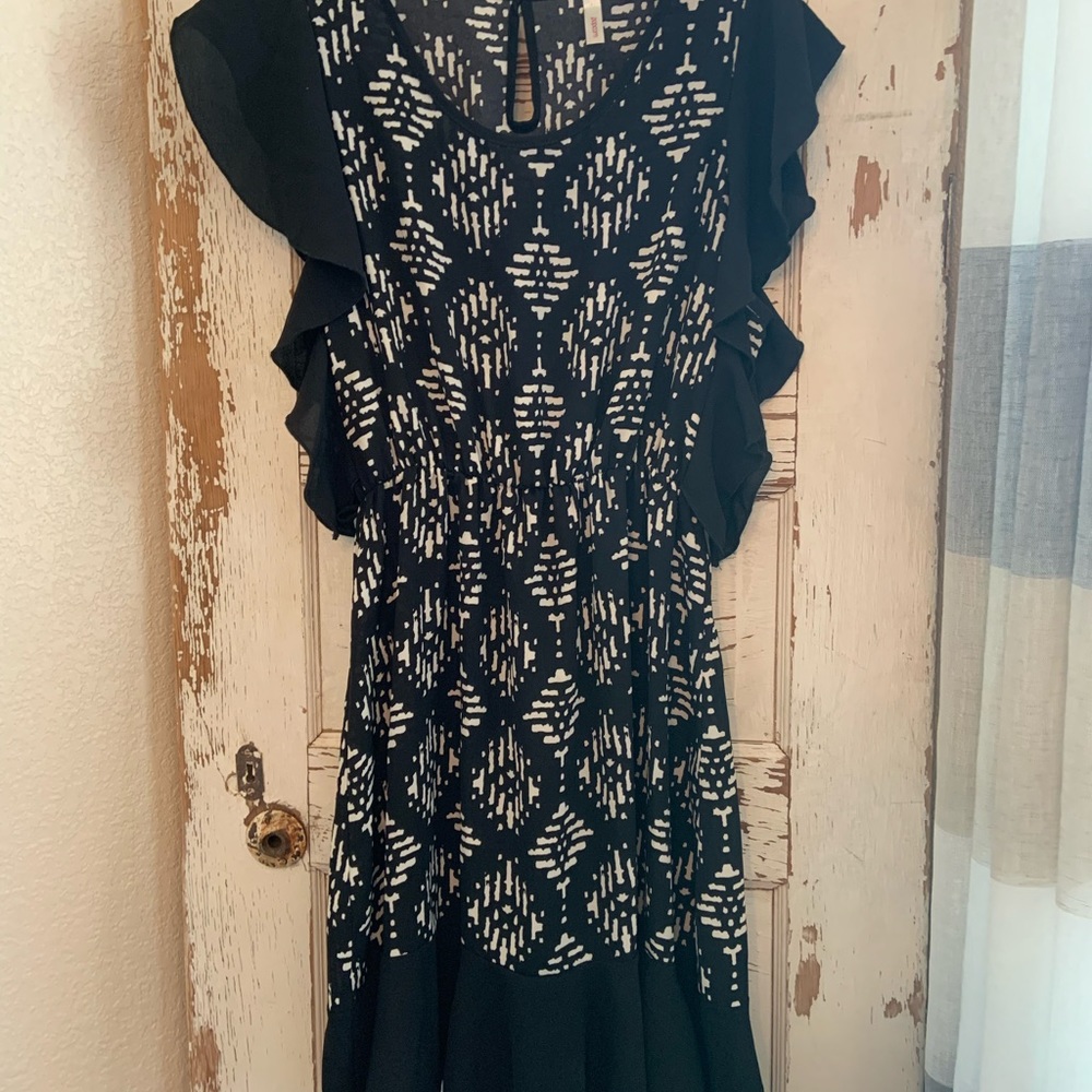 Black/white ruffle sleeve sundress